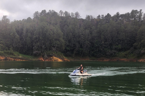 Depuis Medellin : Tour de Guatapé en voiture avec promenade sur le lac Wave Runner