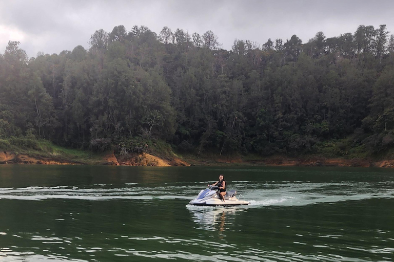 Depuis Medellin : Tour de Guatapé en voiture avec promenade sur le lac Wave Runner