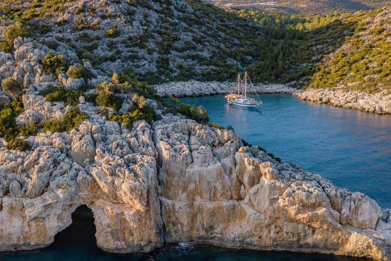 Von Ucagiz aus: Tagestour nach Kekova mit dem BootTagestour von Ucagiz zur Insel Kekova mit dem Boot