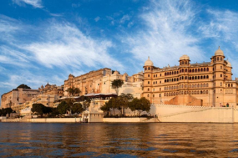 Udaipur: Ghats Guided Walking Tour with Boat Ride Experience