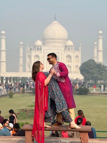 Visit Rent a sari or kurta pajama for Taj Mahal visit & picture in Agra, India