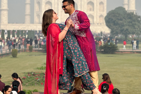 Miete einen Sari oder Kurta Pyjama für den Besuch des Taj Mahal und ein Foto