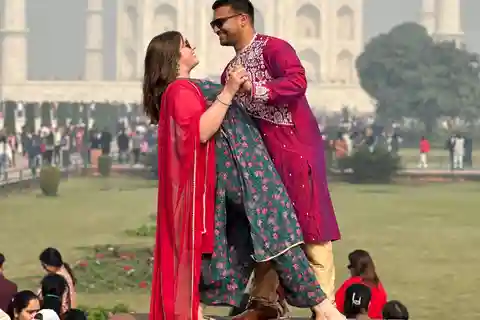 Rent a sari or kurta pajama for Taj Mahal visit & picture