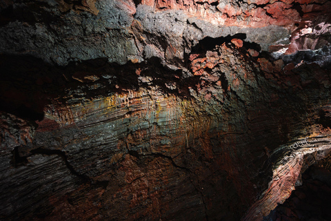 Reykjavik: Túnel de lava noturno e caça à aurora borealReykjavik: Túnel de lava à noite e caça às auroras boreais