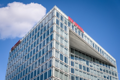 Hamburg: Speicherstadt, Elbphilharmonie Plaza & Boat Cruise