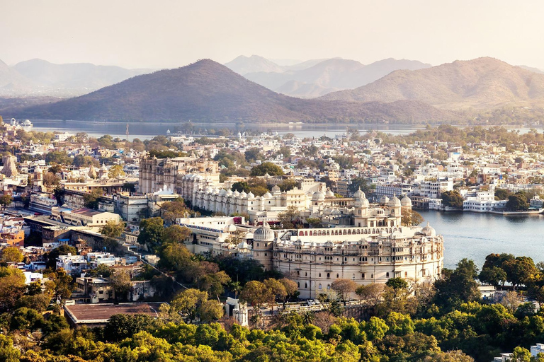 Excursão de um dia a partir de Udaipur : Forte de Kumbhalgarh e Templo de RanakpurViagem de 1 dia a Udaipur para Kumbhalgarh e Templo de Ranakpur com Guia