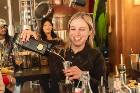 Cocktailkurs in einer lokalen Brennerei, Blick auf die Skyline, Stadtgeschichte