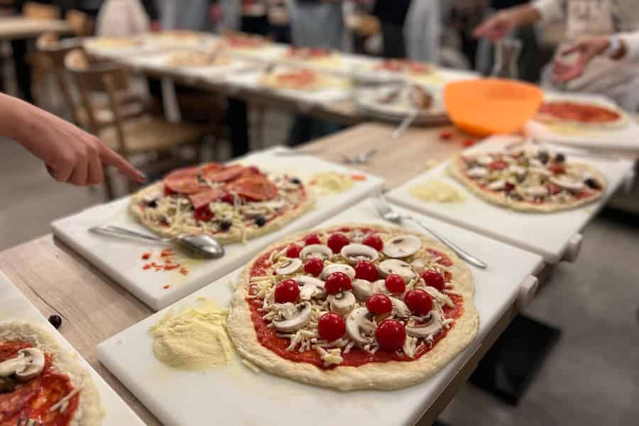 Neapel: Pizza- und Tiramisu-Kurs mit unbegrenztem Wein. Foto: GetYourGuide Neapel: Pizza- und Tiramisu-Kurs mit unbegrenztem Wein. Foto: GetYourGuide