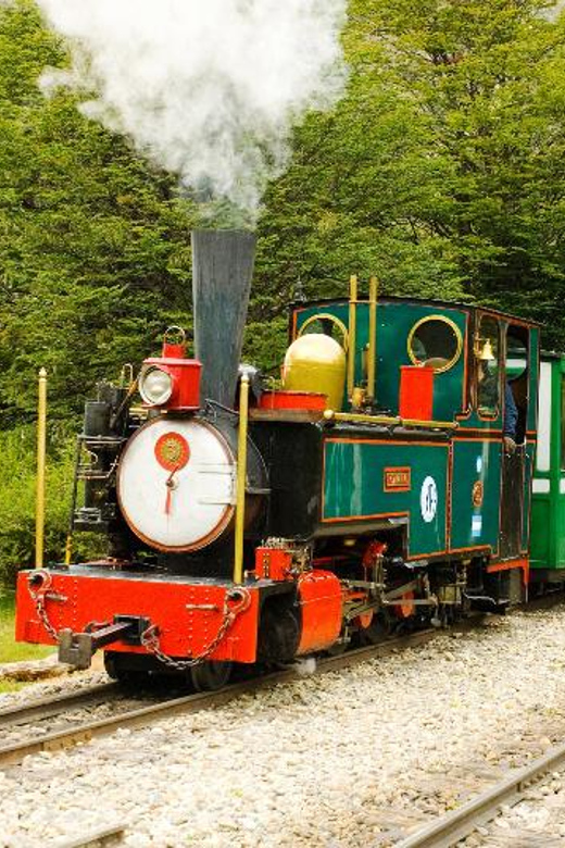 ウシュアイア：世界の終わりの列車乗車とティエラ デル フエゴ公園