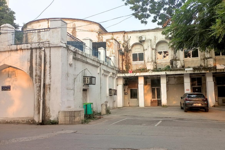 Delhi: Northern Ridge Walk with Tibetan Colony Tour