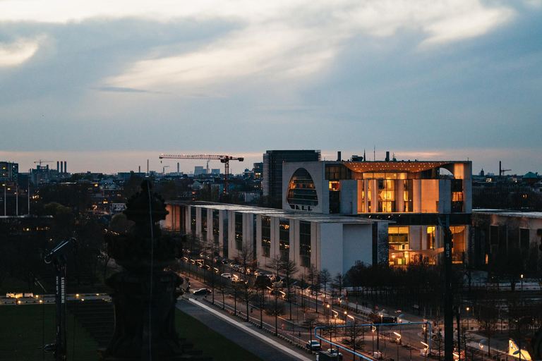 Berlin: Government District Tour with Reichstag and Rooftop Guided Tour in German