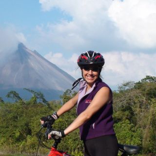Ciclismo de montaña en el lago Arenal y el volcán (moderado)
