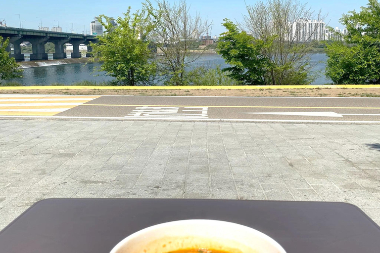 Seoul: Han River Bike Ride with Ramyeon Experience Seoul: Han River Bike Ride with Ramyeon Lunch