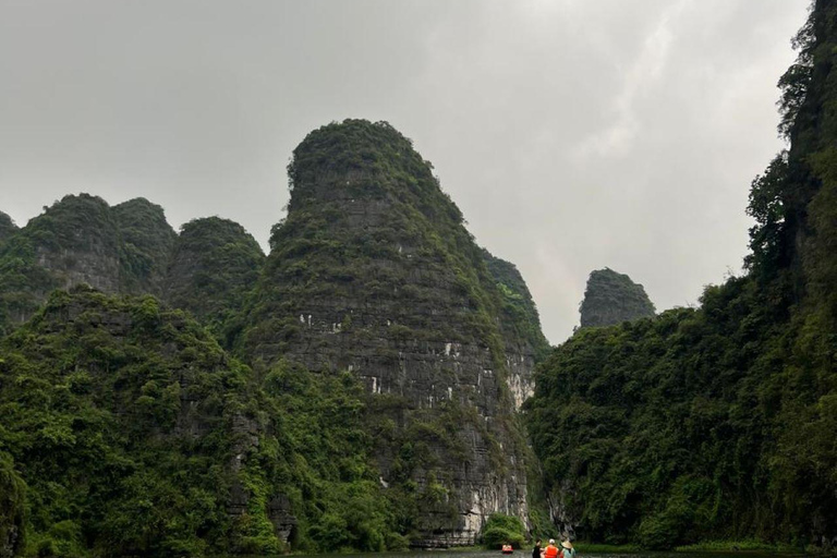 Depuis Hanoi : Ninh Binh - Trang An - Grottes de Mua - Déjeuner et busAu départ de Hanoi : Découvrez la beauté de Ninh Binh - Excursion d&#039;une journée