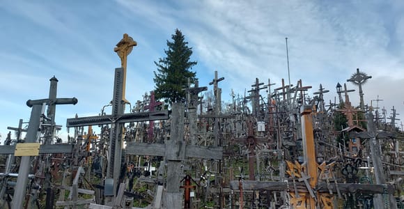 Von Riga: Tagestour zum Berg der Kreuze und nach Jelgava und zurück.