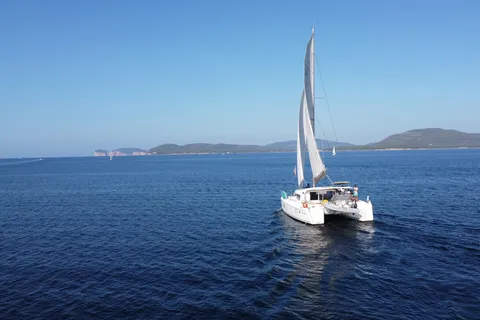 Alghero: Sailing catamaran day trip with lunch