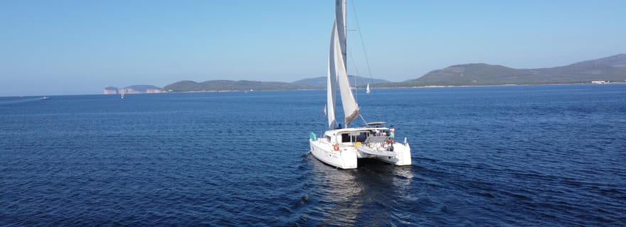 Alghero : excursion d'une journée en catamaran à voile avec déjeuner