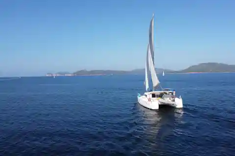 Alghero: gita di un giorno in catamarano a vela con pranzo