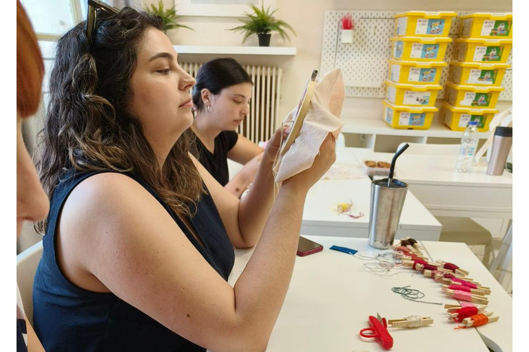 Thessalonique : ateliers de broderie. Une expérience créative de slow craft.Thessalonique : Ateliers de broderie. Une expérience créative d'artisanat lent.