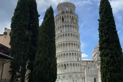 Visita a Lucca e Torre de Pisa + Prova de vinhos em carrinha a partir de La Spezia