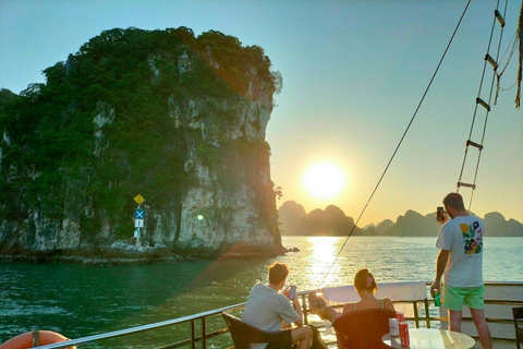 Depuis Hanoi : Croisière dans la baie d&#039;Halong avec déjeuner et transferts