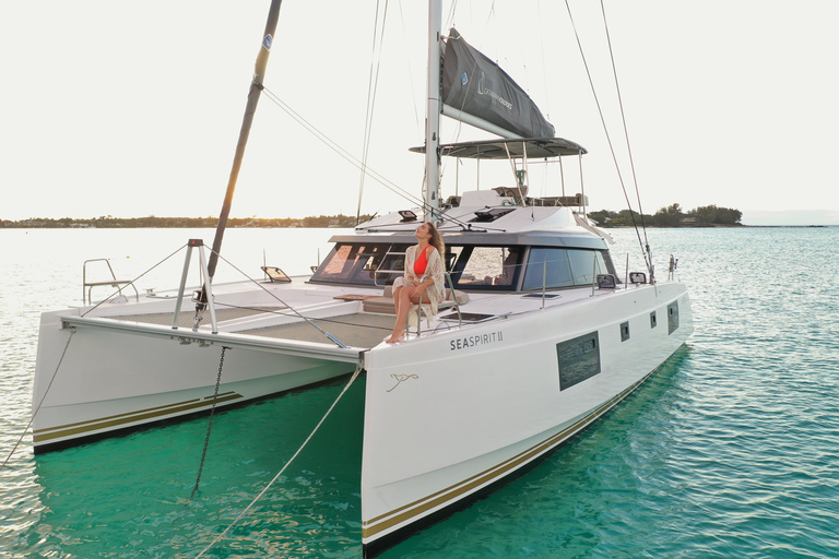 Luxury Private Catamaran to Île aux Benitiers