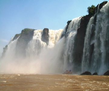 Puerto Iguazú: Iguazu Falls Trip mit Jeep Tour & Bootsfahrt