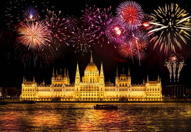 Budapest: Fireworks Dinner Cruise with Drinks