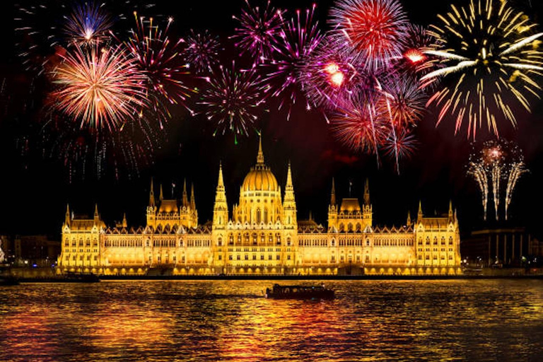 Budapest: Fireworks Dinner Cruise with Drinks Budapest: Fireworks Dinner Cruise with Drinks