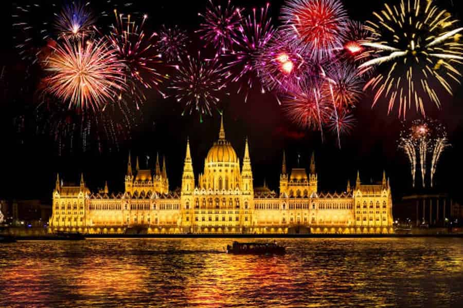 Budapest: Dinner-Bootsfahrt mit Feuerwerk und Getränken. Foto: GetYourGuide Budapest: Dinner-Bootsfahrt mit Feuerwerk und Getränken. Foto: GetYourGuide