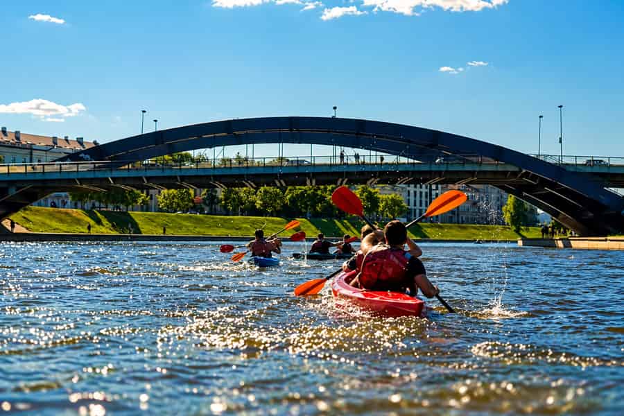 Vilnius: Kajakverleih auf dem Fluss Neris mit Stadtblick. Foto: GetYourGuide