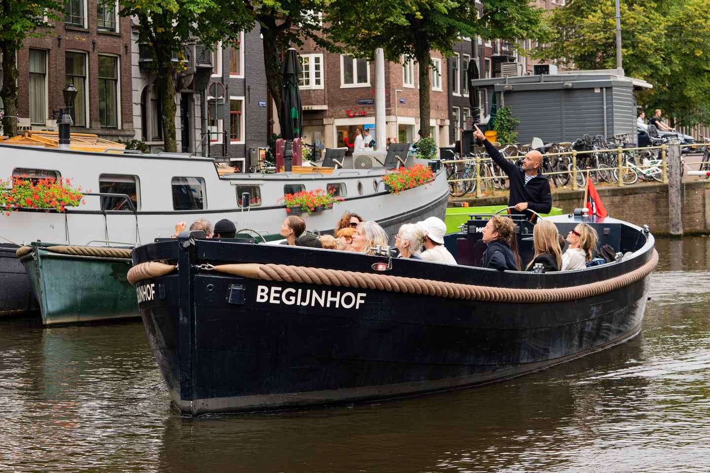 Amsterdam: Guided Open Boat Cruise Unlimited Drinks Option