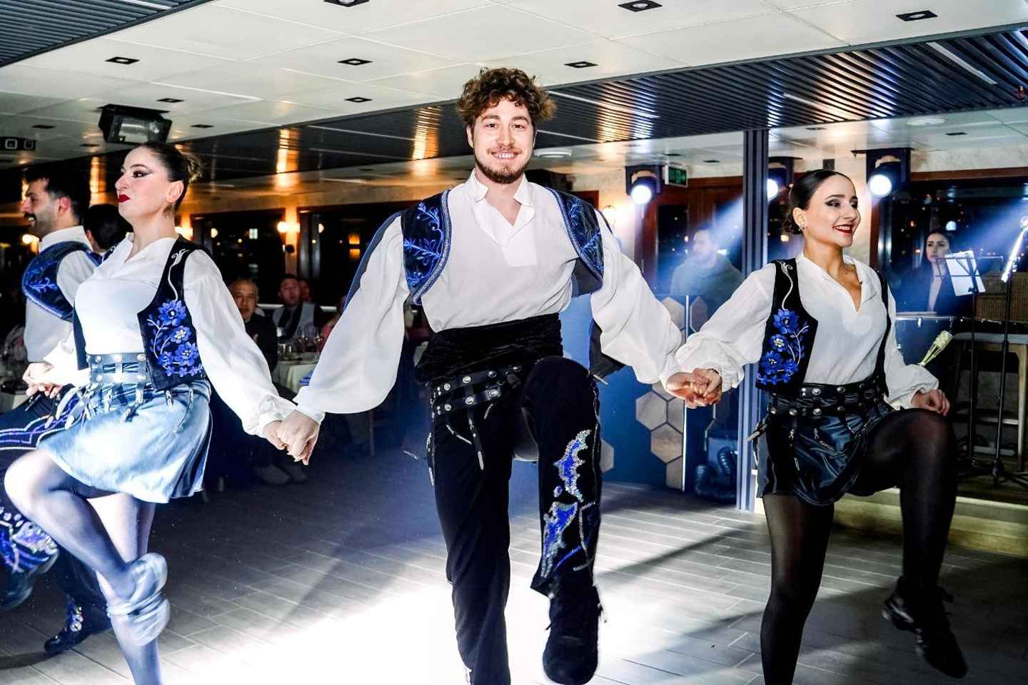 Istanbul: Abendliche Bosporus-Dinner-Cruise mit Tanzshows und Privattisch