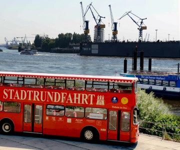 Hamburg Discovery: Bus Tour with Harbor & Alster Lake Cruise