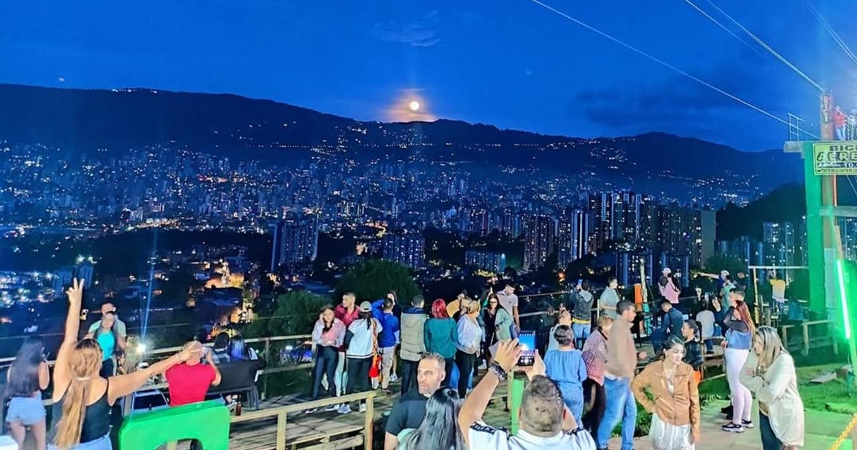 Medellín: Una notte a El Cielo Viewpoint con attività | GetYourGuide
