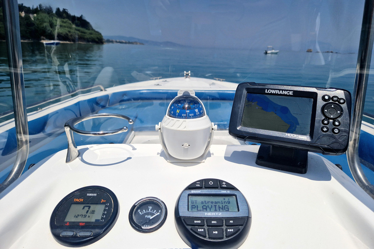 Tsilivi : Journée entière de location de bateau vers l&#039;épave et les grottes bleues