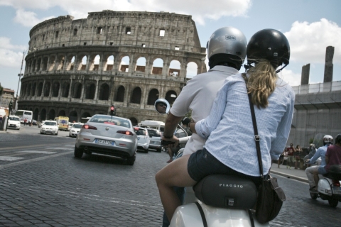 Tour de Roma en Vespa de medio día con conductor privado