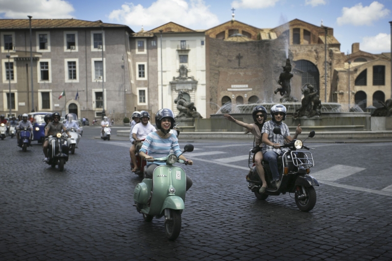 Rom: Halbtägige Vespa-Tour mit privatem Fahrer