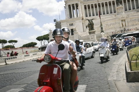 Tour de Roma en Vespa de medio día con conductor privado