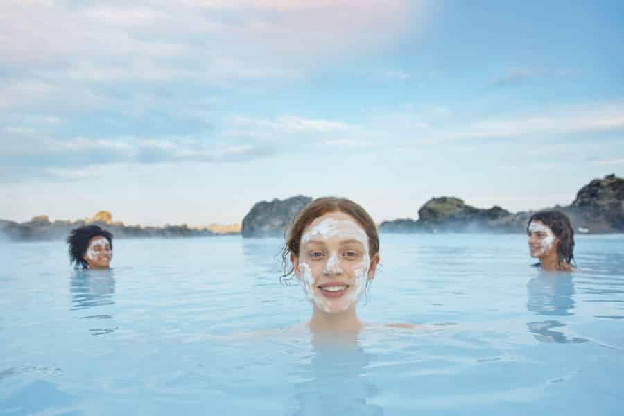 Blaue Lagune: Eintrittspaket mit Getränk, Handtuch und Maske. Foto: GetYourGuide