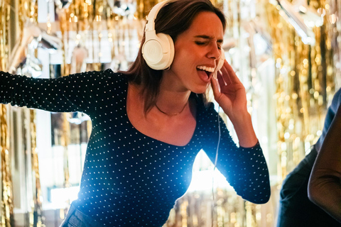 Lisbon: New Year's Eve Onboard w/drinks, music & fireworks Lisbon: New Year's Eve Barco EVORA with Drinks, DJ & Snacks