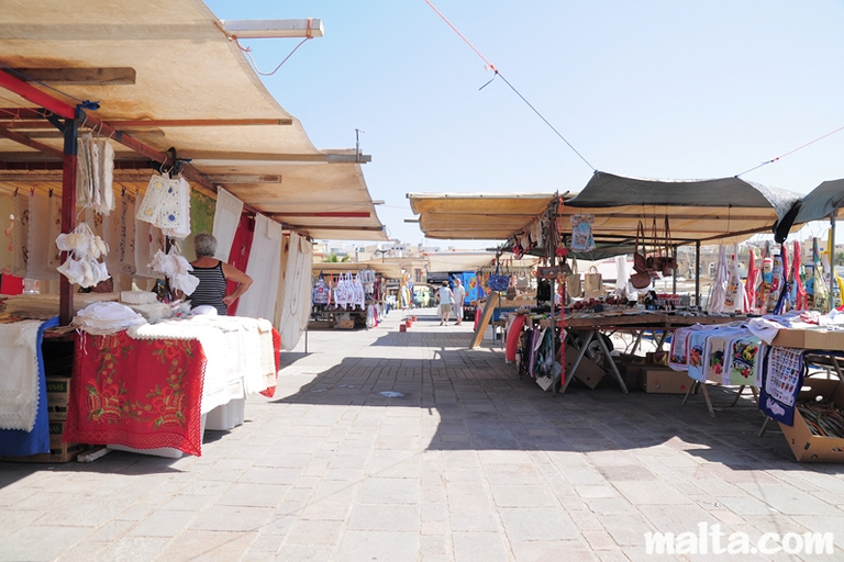 Grotte bleue et marché du dimanche au village de pêche de Marsaxlokk