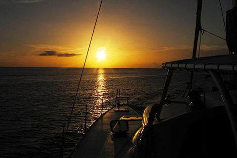 Soufrière: 3 horas de navegação ao pôr do sol em Santa LúciaSoufrière: navegação de 3 horas ao pôr do sol em Santa Lúcia
