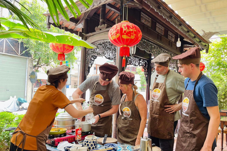 Aula de culinária em Hue: os melhores restaurantes locais com Madame ThuAula de culinária em Hue sem recolha e mercado local