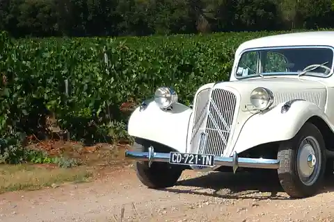 Tour privato di mezza giornata della Costa Azzurra a bordo di un'auto d'epoca