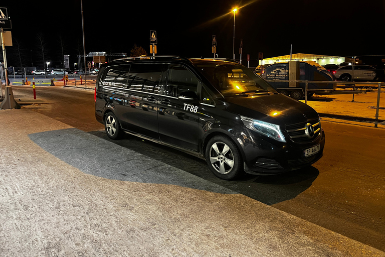 Tromsø: Trasferimento in minivan di 1 viaggio dalla città/aeroportoAll&#039;aeroporto (auto per 7 persone)