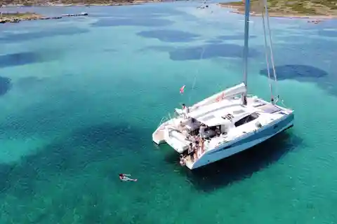 Golfo dell'Asinara: escursione in catamarano di un giorno intero con pranzo