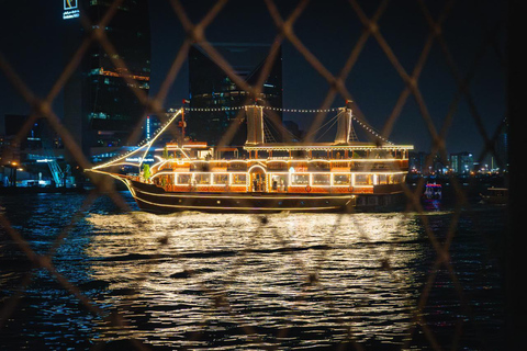 Dubai: Crucero con cena en el dhow más grande de Al Seef con espectáculo en directo