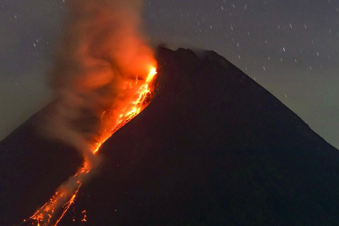Yogyakarta: Merapi Night Lava View & Borobudur Sunrise Yogyakarta:Merapi Night Lava View & Borobudur Sunrise