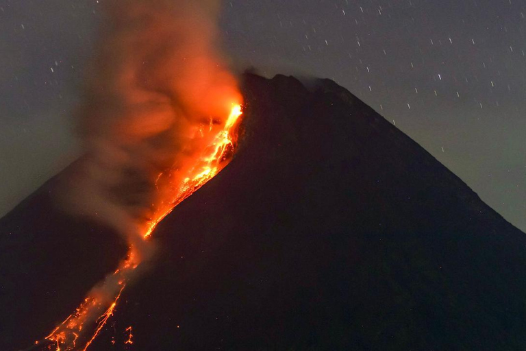 Yogyakarta: Merapi Night Lava View & Borobudur Sunrise Yogyakarta:Merapi Night Lava View & Borobudur Sunrise